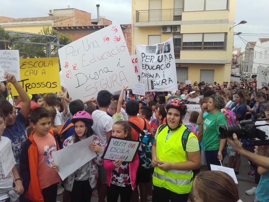 Protesta por el mal estado del colegio de la Font d'en Carròs