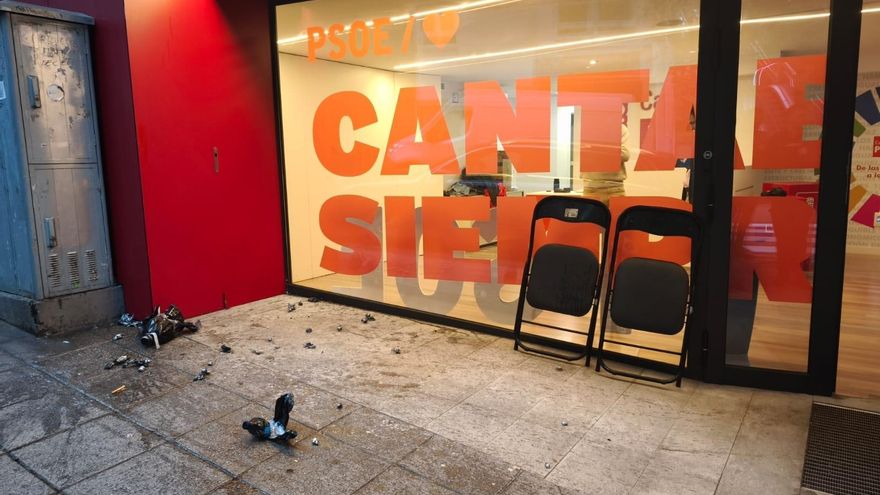 Un encapuchado lanza botellas con explosivos caseros en un acto sobre memoria histórica del PSOE en Santander
