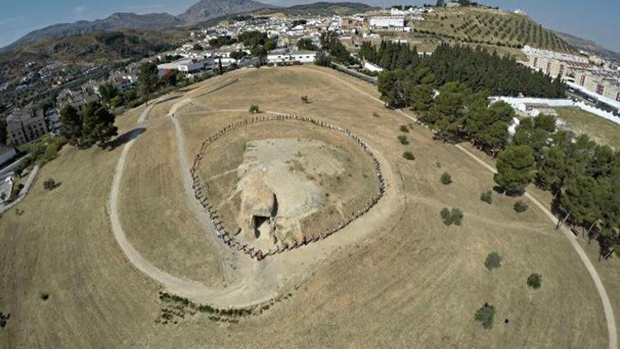 Vista del sitio, con los dólmenes de Menga y Viera.