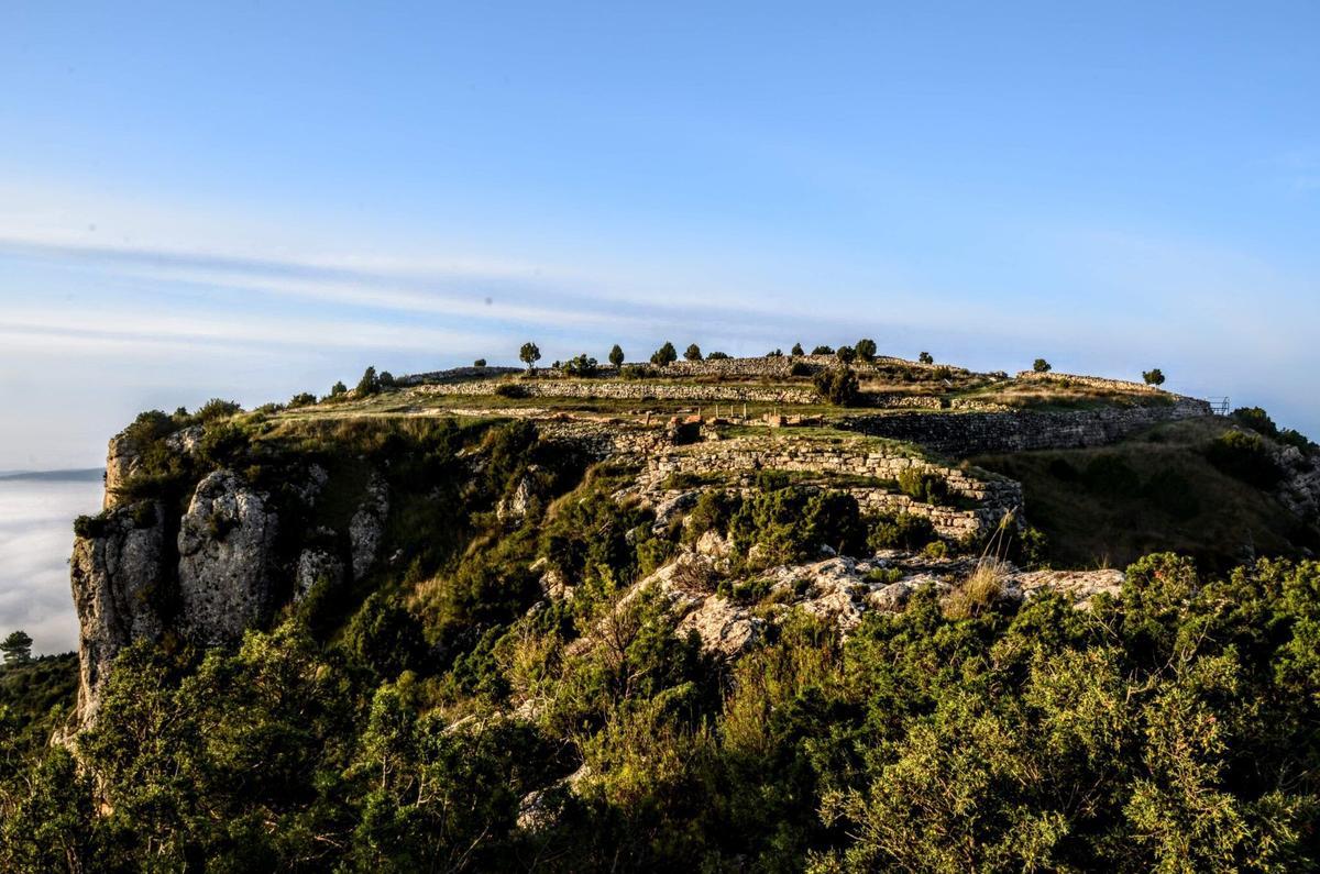 Vista aérea de El Molón de Camporrobles, uno de los símbolos del escudo y de la bandera.
