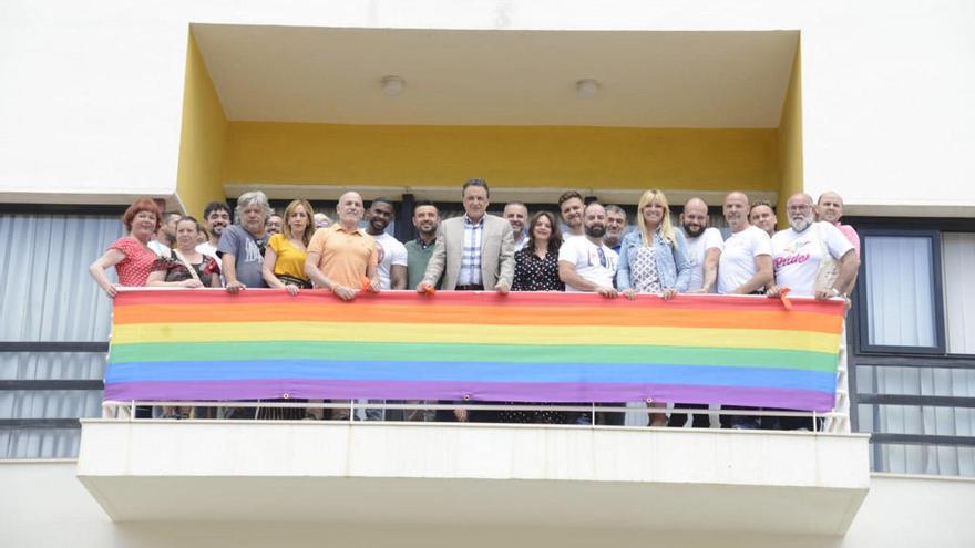 El alcalde de Torremolinos, en el centro de la imagen, tras colocarse la bandera arcoiris en el consistorio costasoleño.