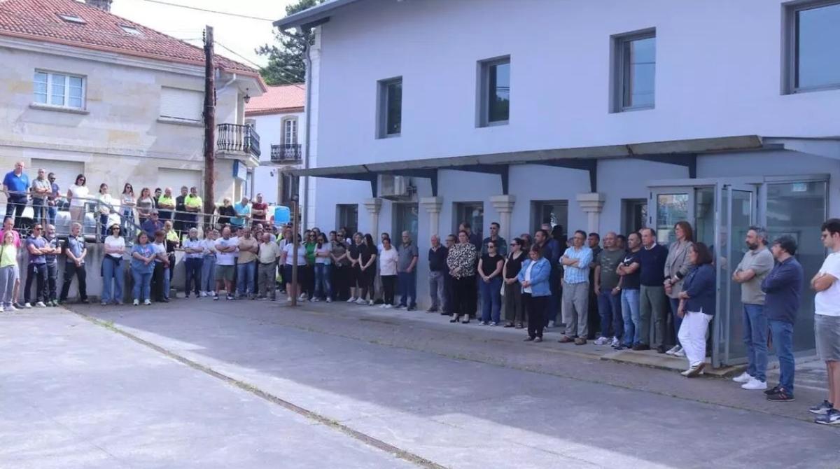 Minuto de silencio en memoria de la niña fallecida en Brión el pasado mes de mayo al quedar varias horas encerrada en el interior de la furgoneta de su padre.