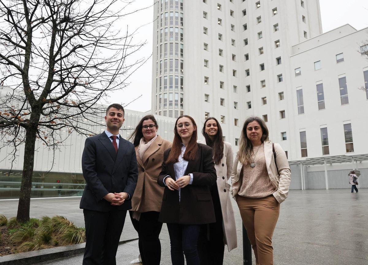 La nueva junta coordinadora de Avogacía Nova Viguesa, que tiene a Lucía Diéguez (en el centro de la imagen) como presidenta.