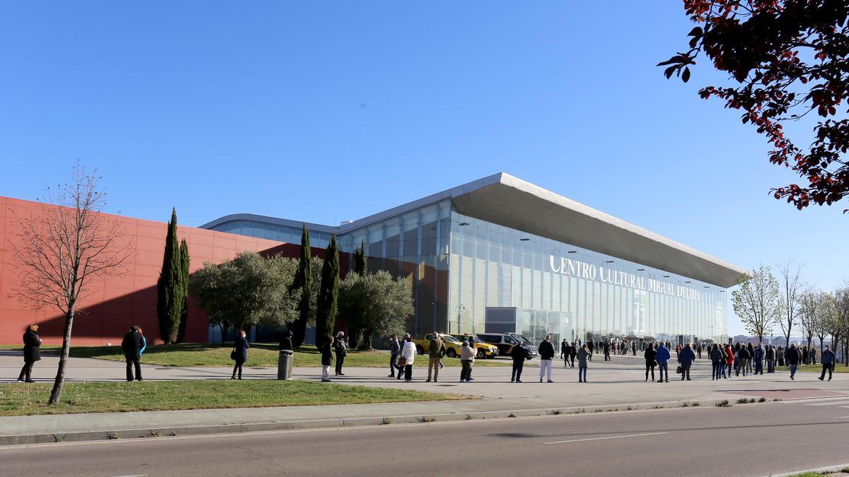 Colas para vacunarse contra el COVID en Valladolid.