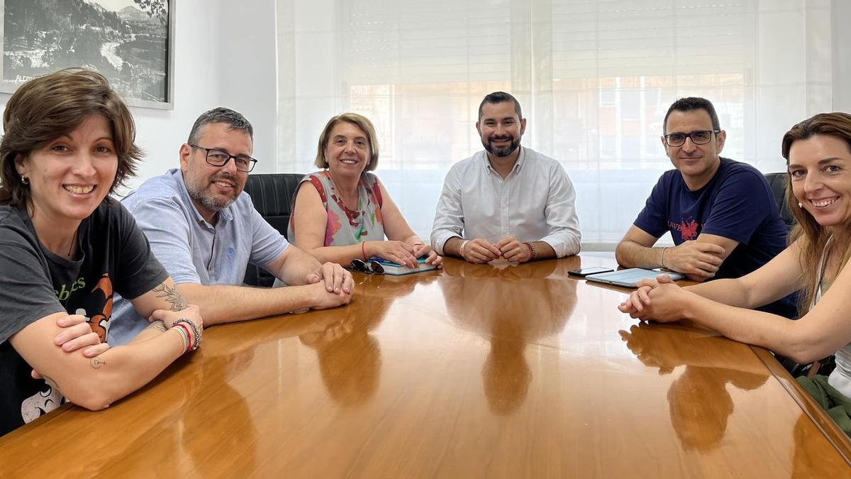 El alcalde de l'Alccora, Samuel Falomir, encabezó la reunión con miembros de la Escal.