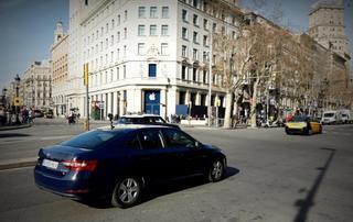 Cabify vuelve a Barcelona cambiando de modelo y burlando el decreto de la Generalitat