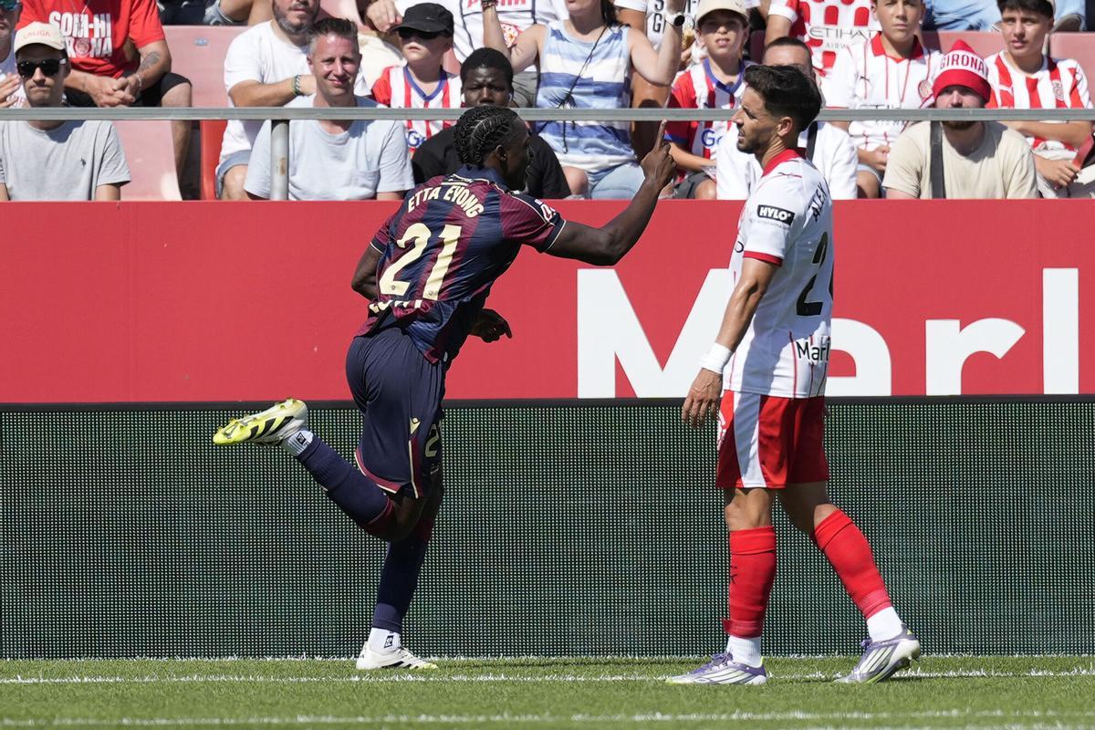 Etta Eyong celebra el 0-1 tras conectar un cabezazo al fondo de la red de Gazzaniga.