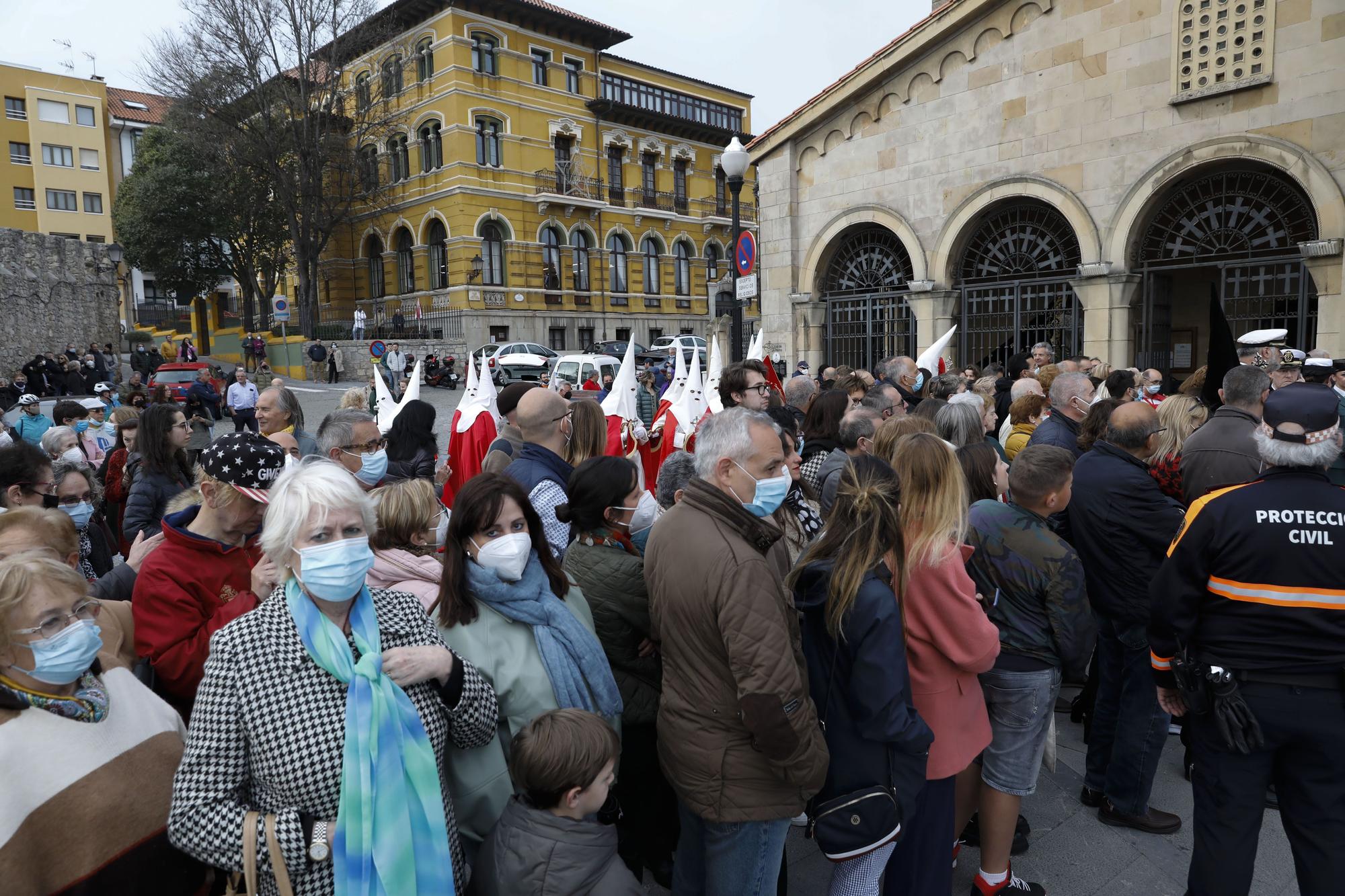 En imágenes: La procesión del Viernes Santo en Gijón