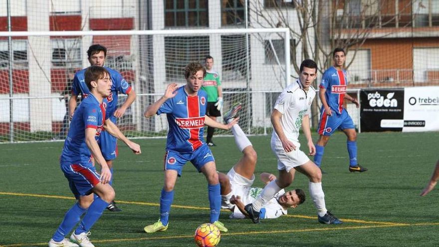 Un lance del partido disputado en el campo de Eiroás entre el Covadonga y la Unión Deportiva Ourense. // Iñaki Osorio