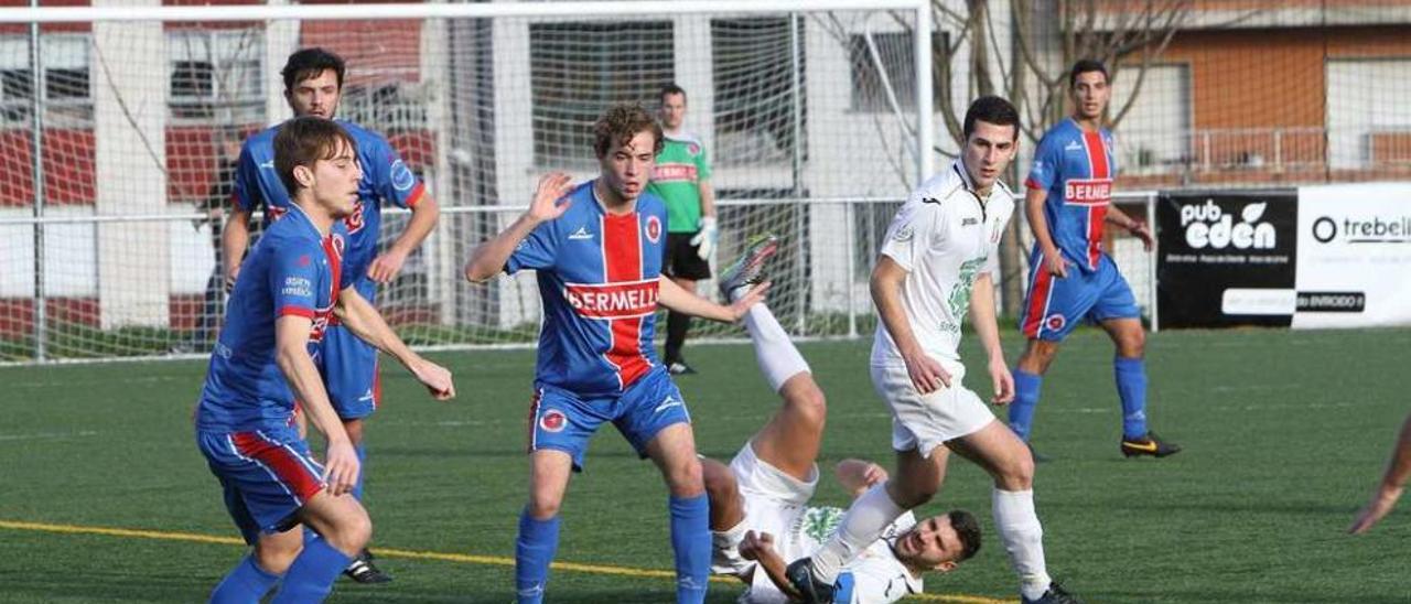 Un lance del partido disputado en el campo de Eiroás entre el Covadonga y la Unión Deportiva Ourense. // Iñaki Osorio