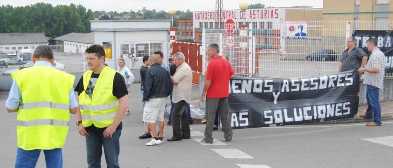 Protesta a la entrada del matadero, en Noreña.