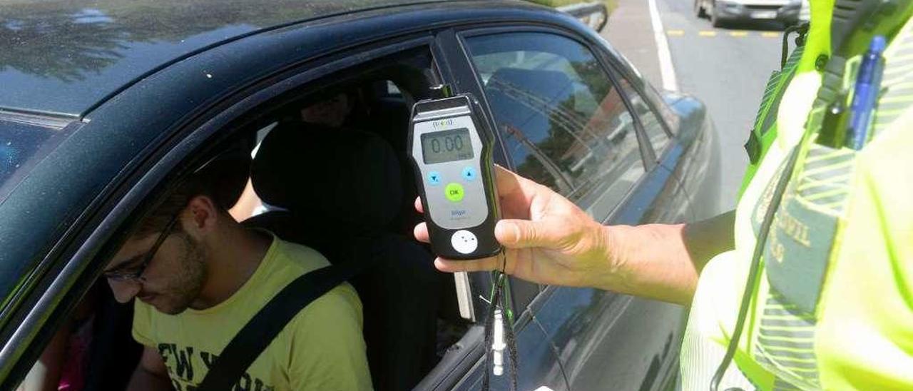 Uno de los múltiples controles deplegados ayer por la guardia Civil de Tráfico en las salidas de Vilagarcía. // Noé Parga