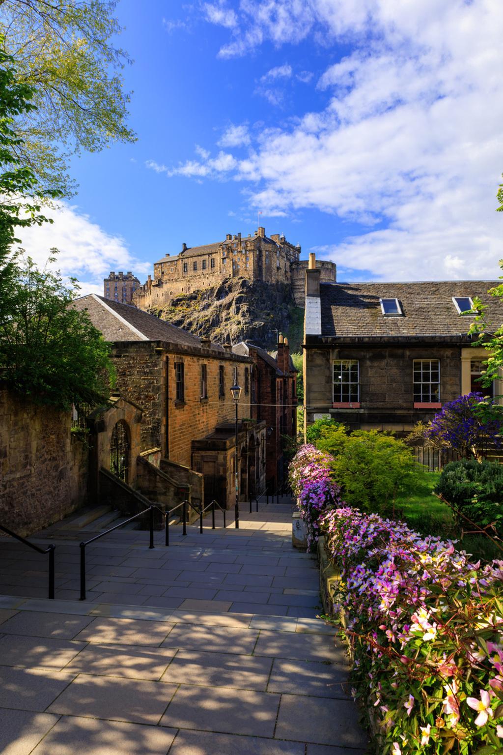 Vista del Castillo de Edimburgo desde Vennel Street