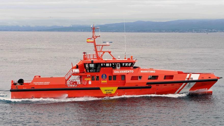 Evacuado al hospital otro inmigrante de un nuevo cayuco cerca de El Hierro