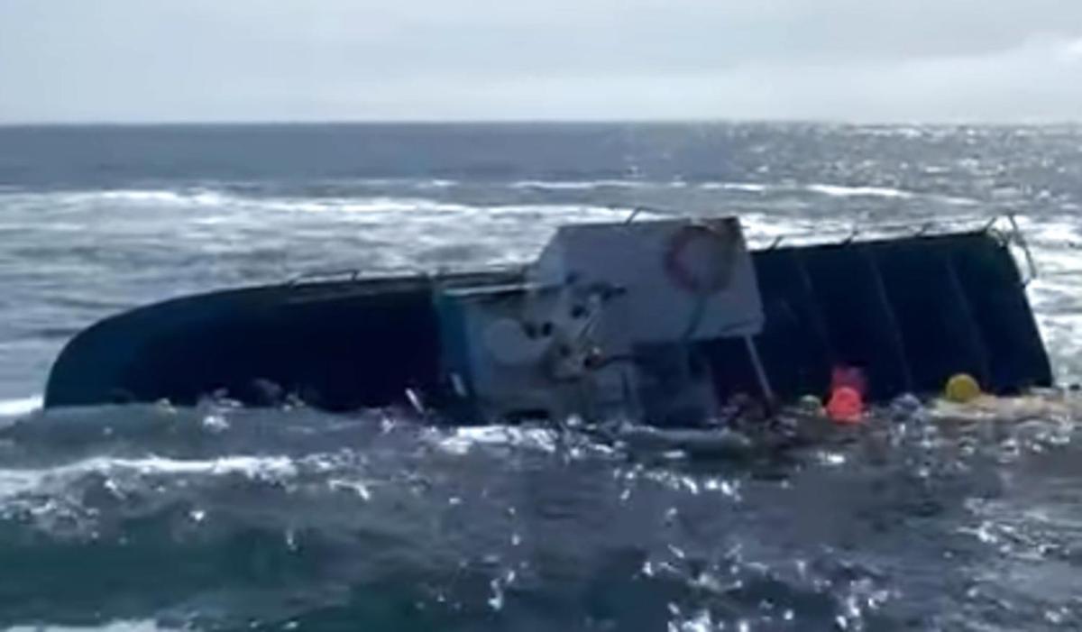 Pesquero 'O Pillo' totalmente escorado antes de hundirse.