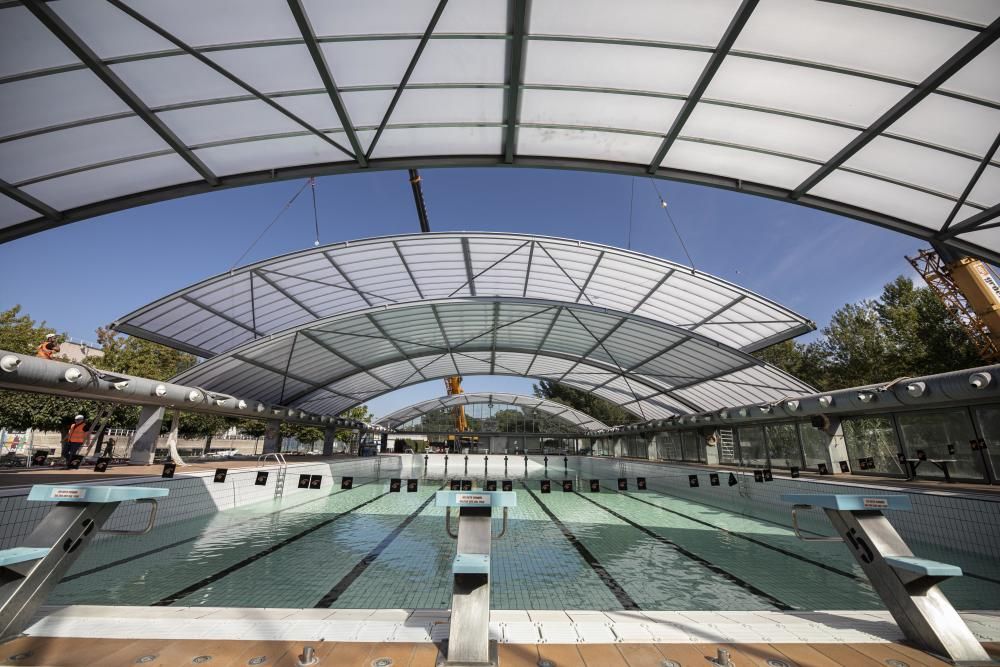 El GEiEG instal·la la nova cúpula de la piscina de 50 metres al complex de Sant Ponç de Girona