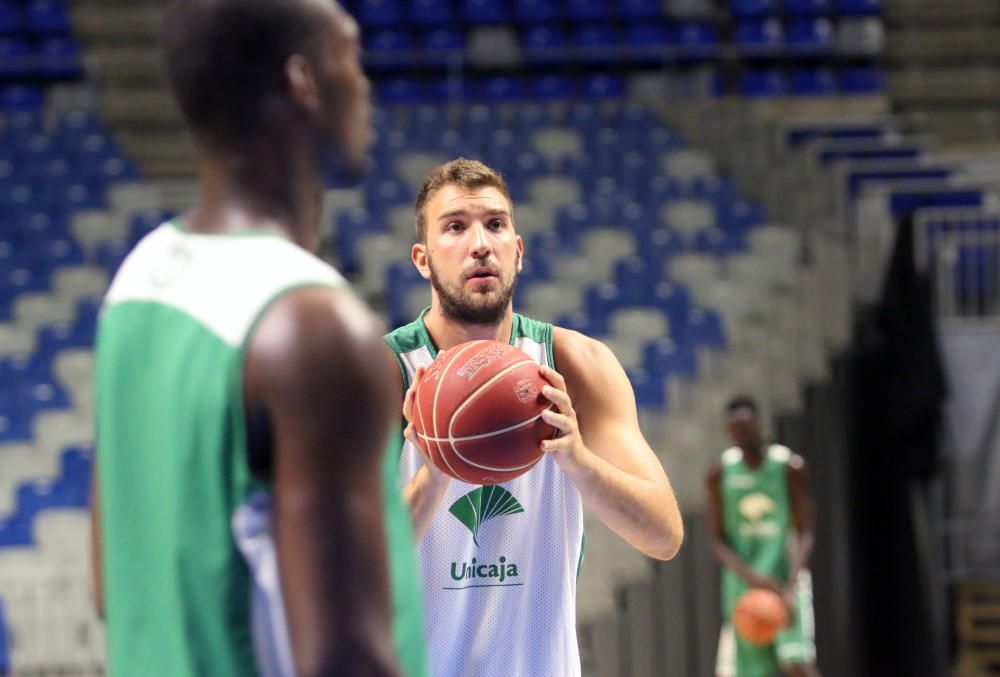 La plantilla del Unicaja vuelve a los entrenamientos bajo las órdenes de Joan Plaza para comenzar a preparar la temporada.