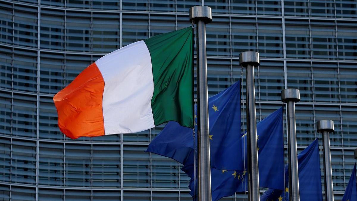 Banderas de Irlanda y la UE en Bruselas.