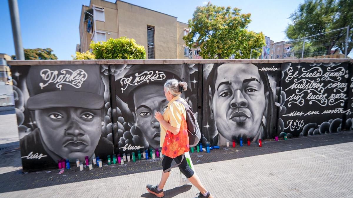 Mural en recuerdo de los vecinos de L'Hospitalet fallecidos el pasado lunes en el río Segre, a la altura de Camarasa.