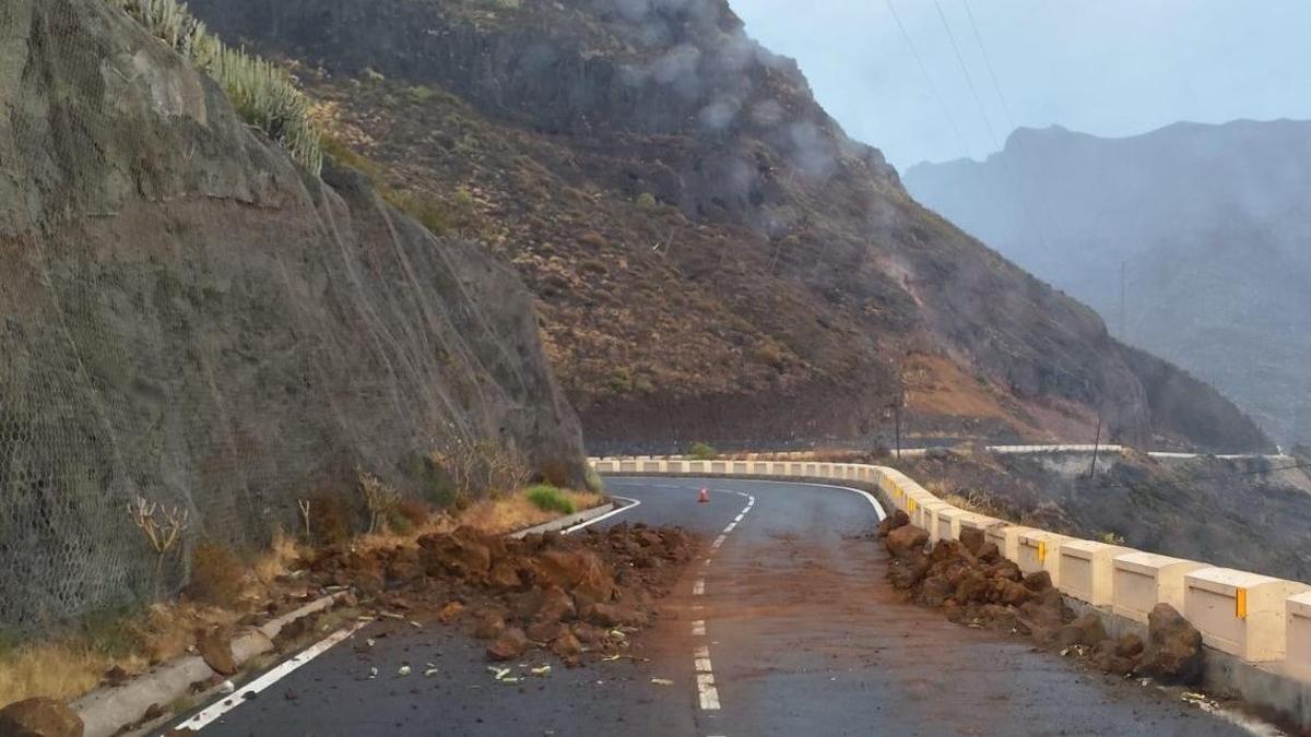 Desprendimiento este jueves, 27 de agosto, en la carretera hacia Igueste de San Andrés, en el distrito de Anaga, en Santa Cruz de Tenerife.