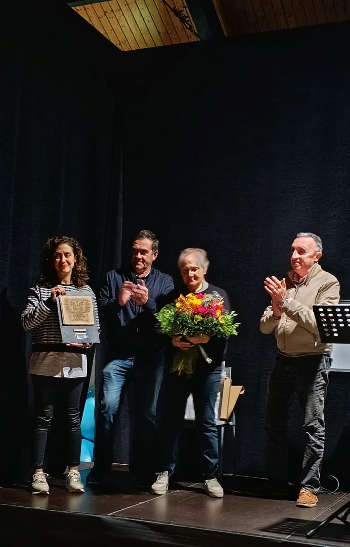 La viuda e hios, recibiendo los detalles de recuerdo que les entregaron.