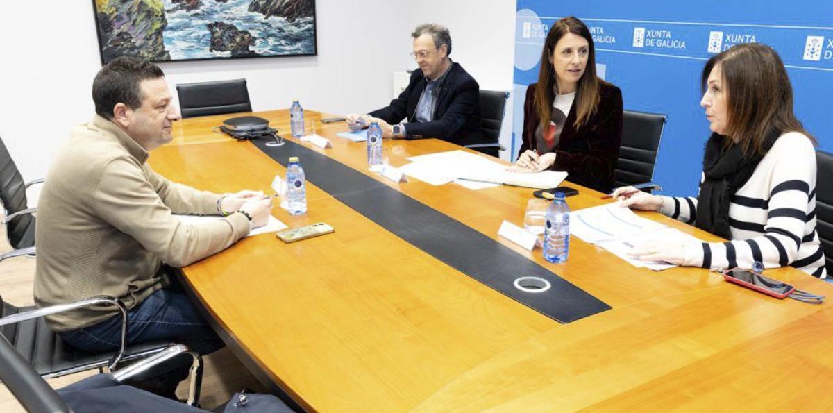 Manuel Campos, con la conselleira y su equipo. |  FdV