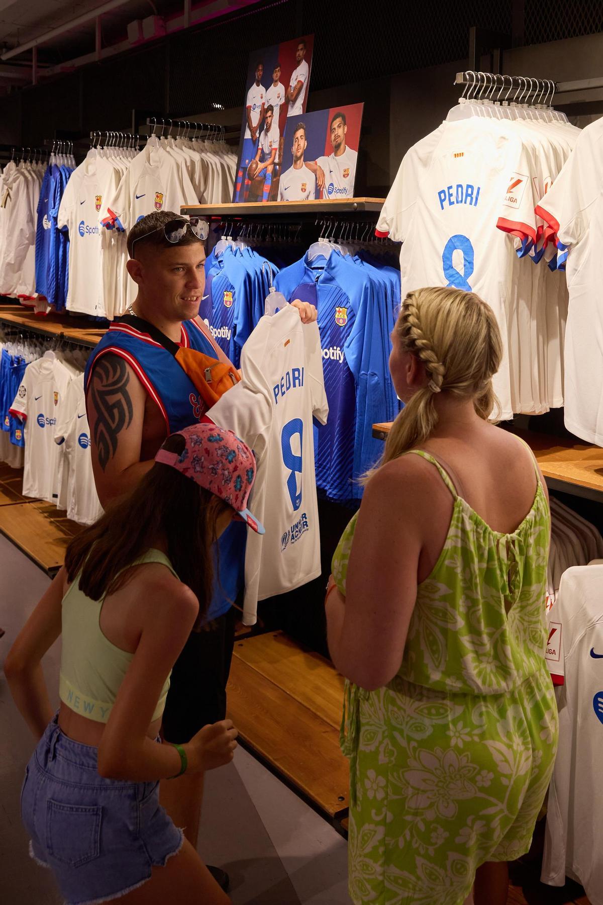 ¡Locura por la nueva camiseta blanca del Barça!