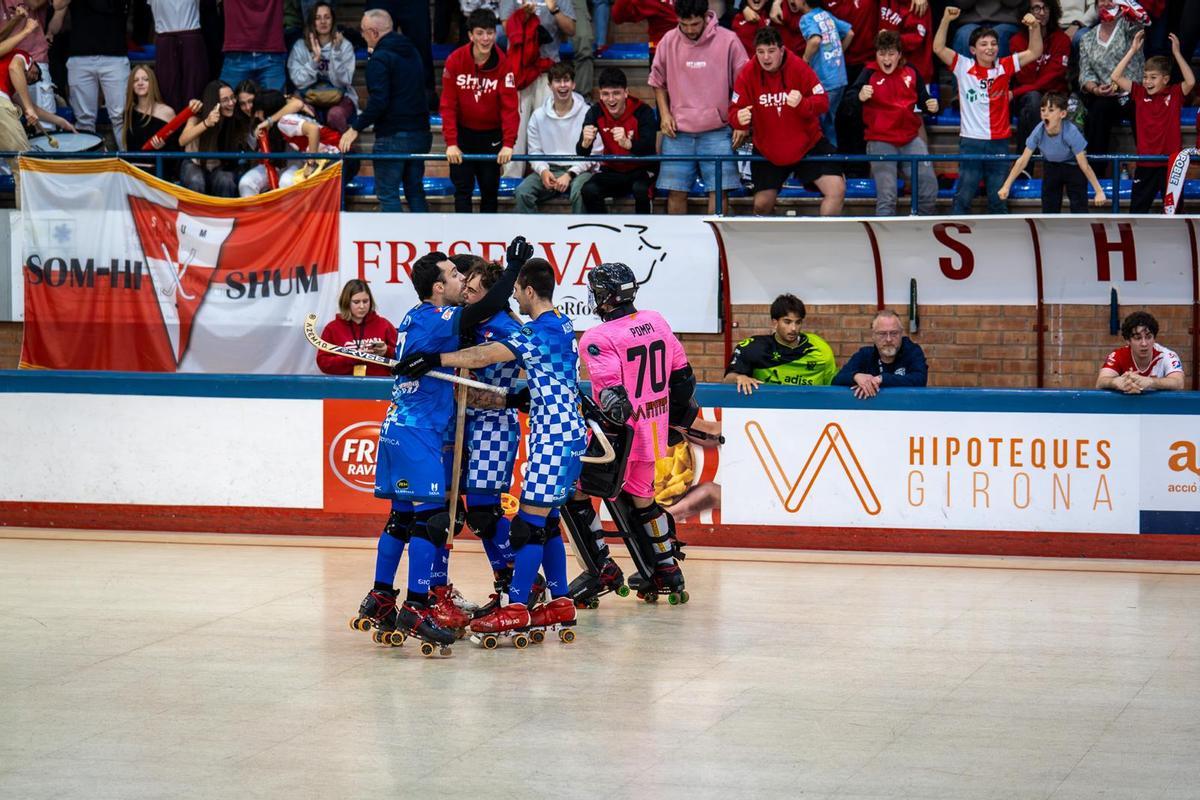 Els jugadors del SHUM celebren la victòria contra el Rivas.
