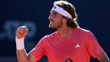 Tsitsipas celebra un punto durante su partido