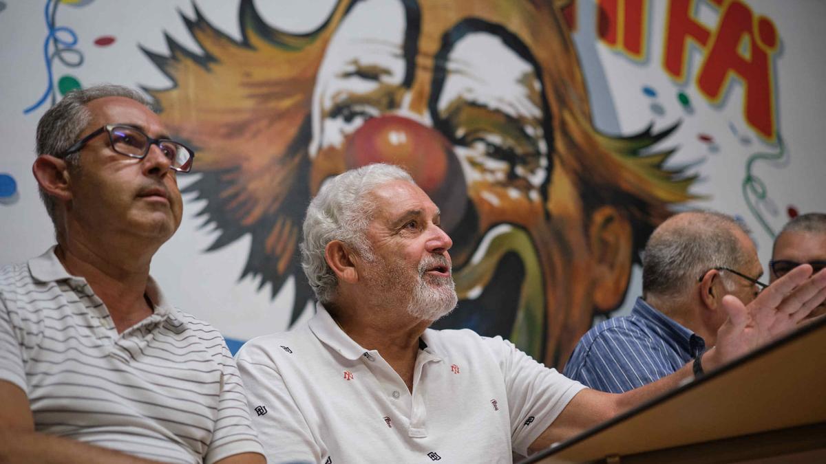 Eliseo Carrillo, director y vicepresidente de la Sociedad, en el centro, junto a Cristóbal Reyes, presidente de la Afilarmónica (a la izquierda).