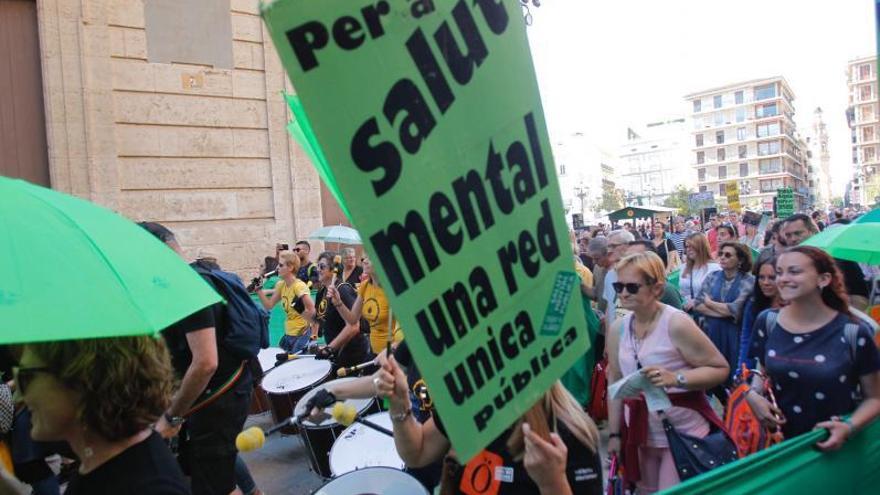 Manifestantes en defensa de más medios para la salud mental en una protesta en València. | G.CABALLERO