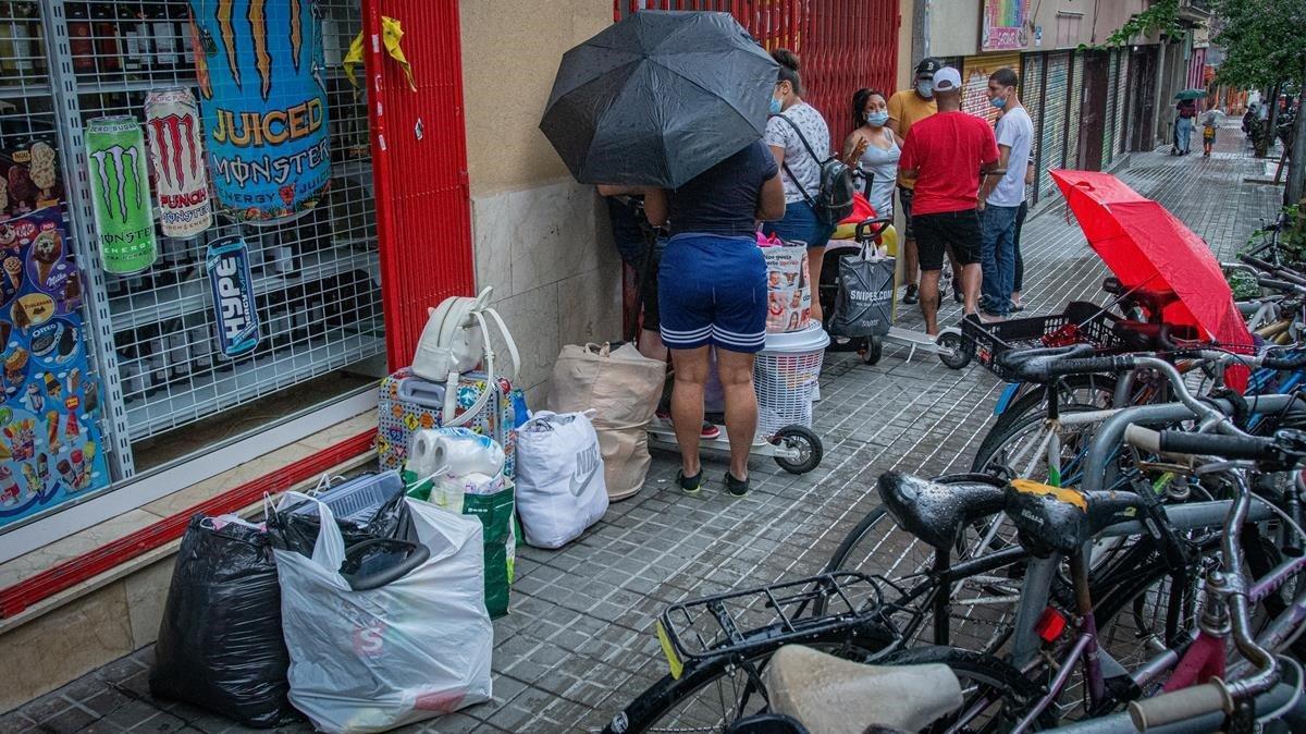 Enseres de algunas de las personas desalojadas, en plena calle.