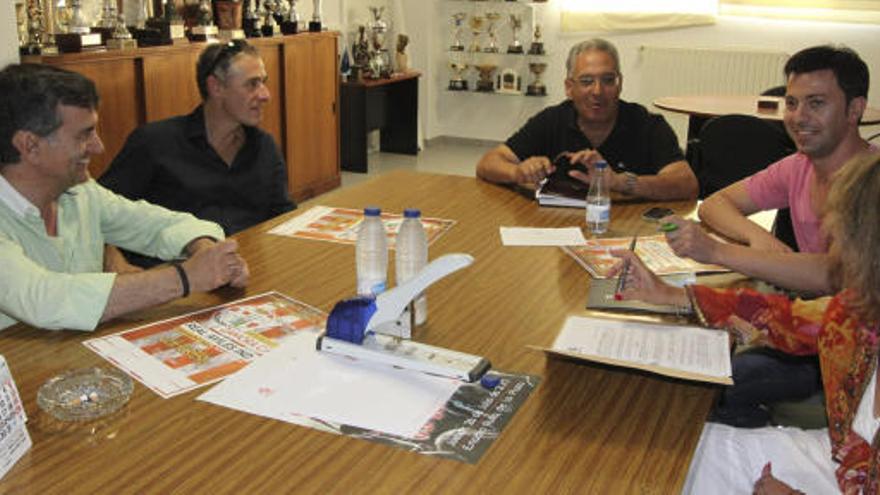 Varios directivos, con el presidente a la cabeza, en la reunión que tuvieron ayer en el Ruta de la Plata.