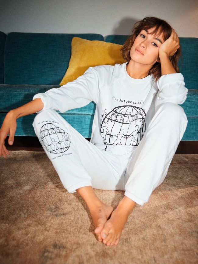 La cantautora alemana Mogli se une a Tommy Hilfiger en su campaña de primavera-verano 2021 'Moving Forward Together'