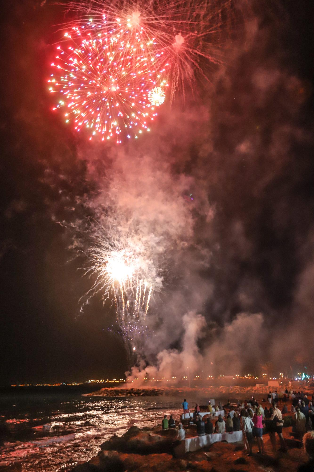 Espectacular castillo de fuegos en Torrevieja por la noche de San Juan