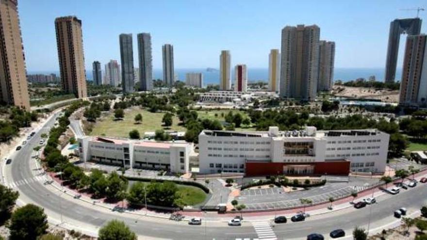 Vista del complejo hotelero Vida &amp; Golf de Benidorm, que está en la zona de poniente y lleva cerrado desde el mes de marzo.