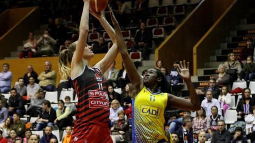 La pivot lituana Kristina Alminaite és una de les tres jugadores que segueixen a l&#039;Uni.