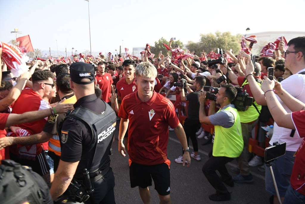 Recibimiento de la afición al Real Murcia antes del partido ante el Nástic