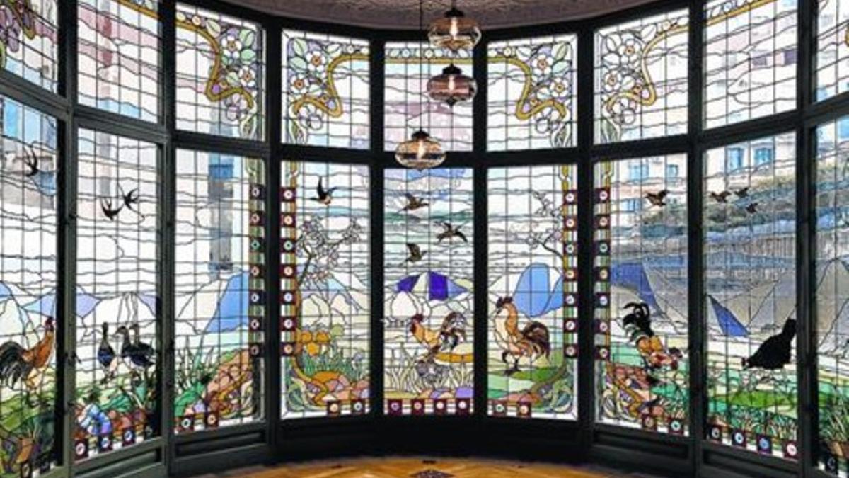 La impresionante vidriera que creó Antoni Rigalt para alumbrar el comedor de la Casa Lleó i Morera, ayer.