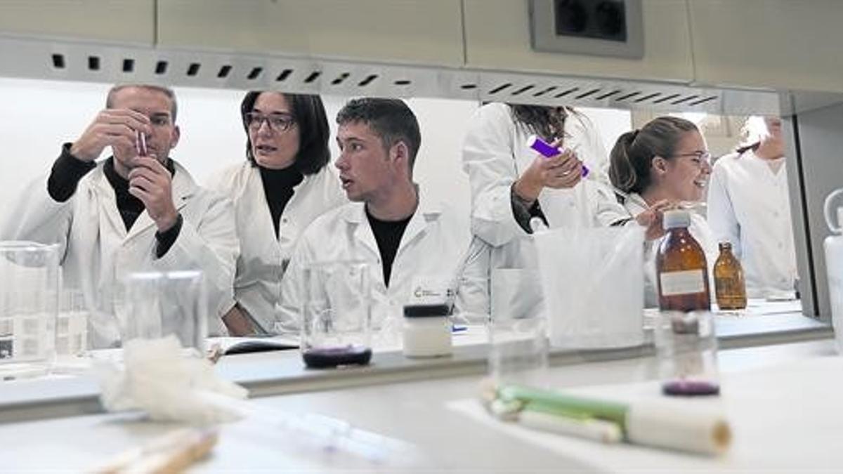 Estudiantes de la Facultad de Alimentación Torribera, adscrita a la UB, en unas prácticas de laboratorio.