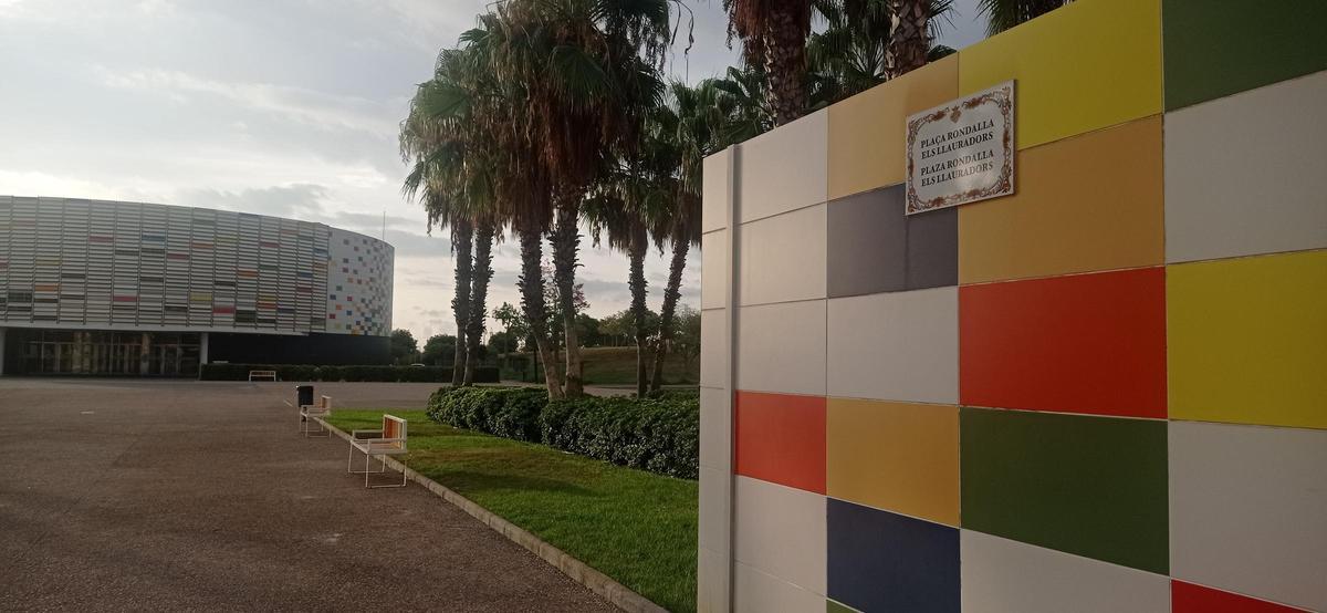 Imagen de la placa que da nombre a la plaza.