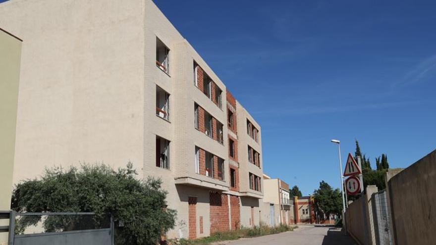 Este es otro de los edificios sin acabar de construir, situado en la calle Morella de Almassora.