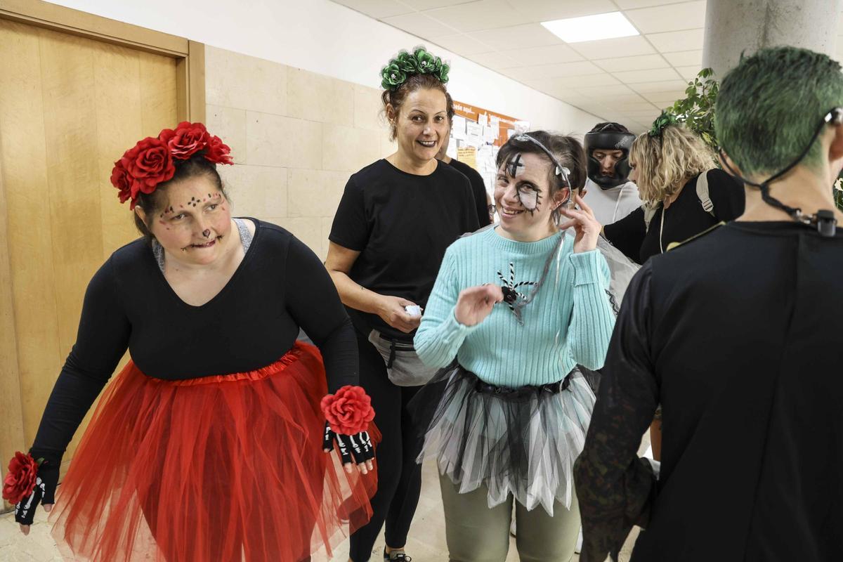 El Hospital de Sant Joan humaniza la atención al paciente oncológico con disfraces del personal de Enfermería y decoración de Halloween realizada por el Centro San Rafael El Hospital de Sant Joan humaniza la atención al paciente oncológico con disfraces del personal de Enfermería y decoración de Halloween realizada por el Centro San Rafael