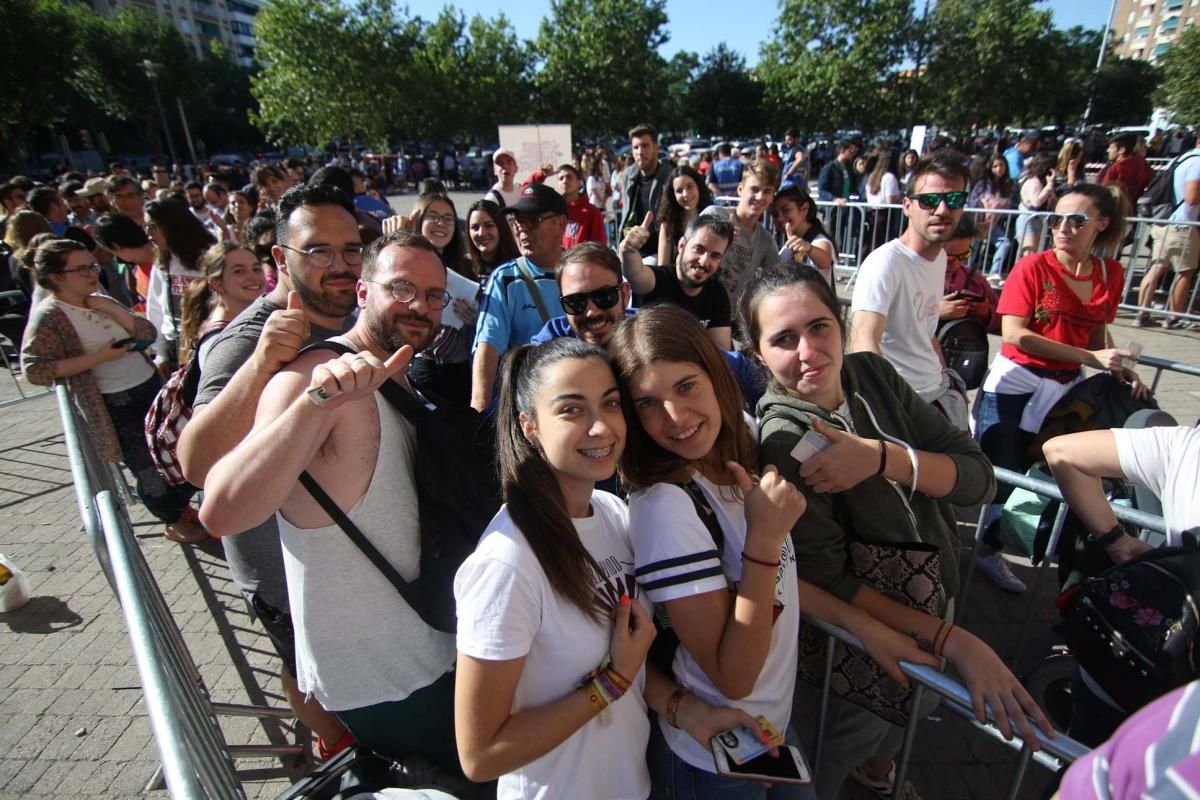 Largas colas para retirar las invitaciones del concierto de Rosalía