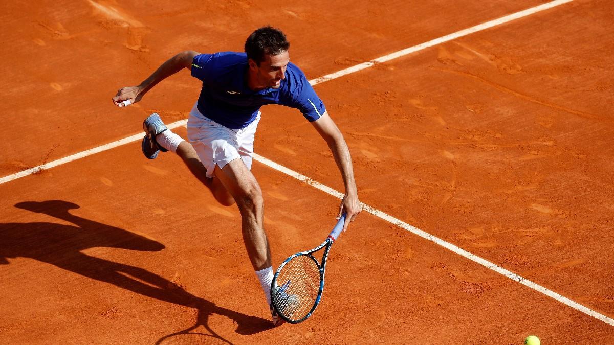 Ramos devuelva una pelota en su partido de tercera ronda en Montecarlo