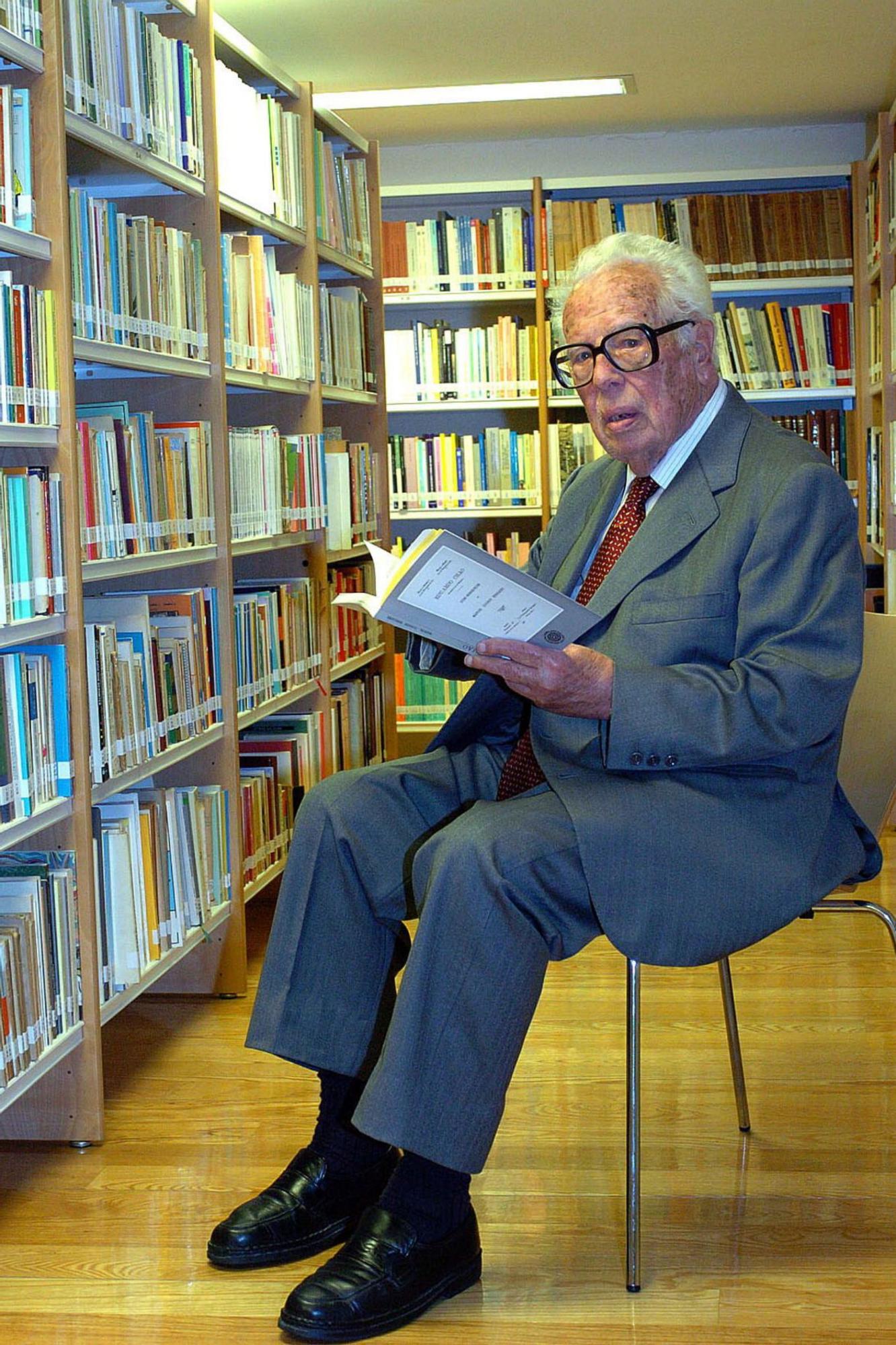 Francisco Fernández del Riego (1913-2010), na biblioteca Penzol.