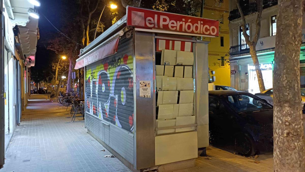 Quiosco cerrado en la calle Llull con rambla del Poblenou (Barcelona)