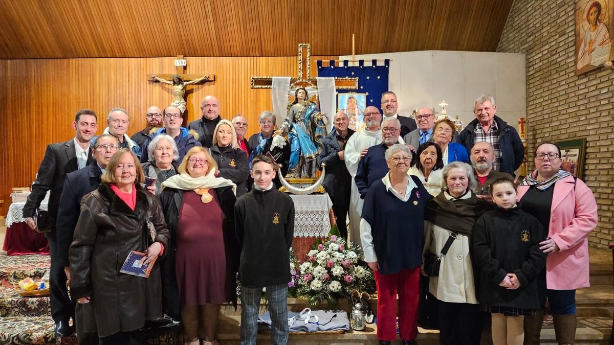 Miembros de la nueva cofradía de María al Pie de la Cruz tras la bendición de su imagen.