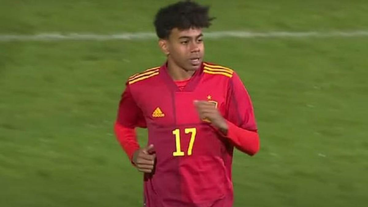 Lamine Yamal en el momento de su debut con la selección española sub 19