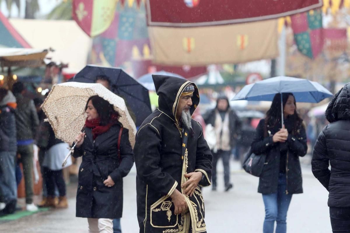 La lluvia desluce el Mercado Medieval